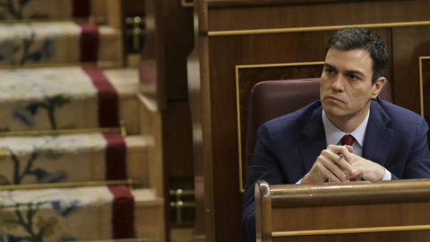 El líder del PSOE, Pedro Sánchez, escucha atentamente desde su escaño la intervención de Rajoy en el Debate sobre el Estado de la Nación. EFE/Zipi