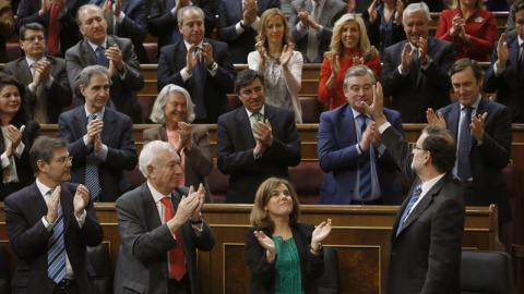 Miembros del Gobierno y diputados del PP aplauden a Rajoy tras su intervención en el Debate sobre el Estado de la Nación. EFE