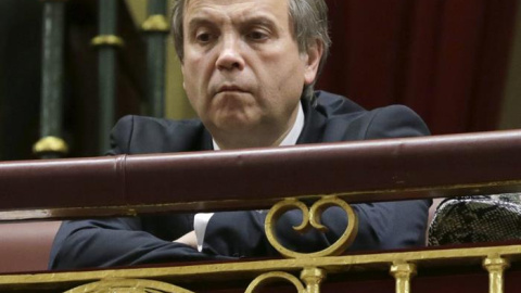 El candidato del PSOE a la Alcaldía de Madrid, Miguel Carmona, sigue desde la tribuna de invitados del Congreso el debate sobre el estado de la nación. EFE/Zipi