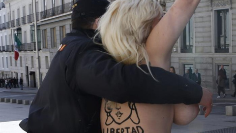 Activistas de la organización feminista Femen han protestado hoy con el torso descubierto en las puertas del Congreso al inicio del debate del estado de la nación contra la aplicación de la Ley de Seguridad Ciudadana. EFE/Sergio Barrenechea