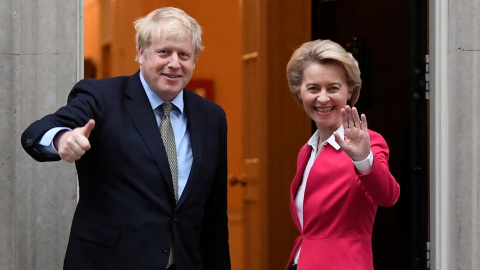 Boris Johnson y Ursula Von der Leyen en un encuentro en Londres./  TOBY MELVILLE (REUTERS)