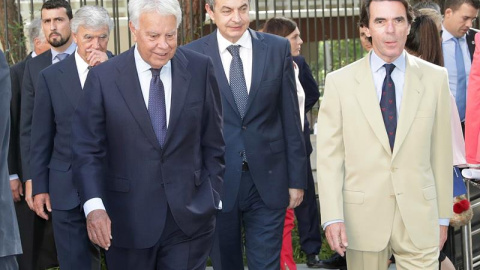 Los expresidentes del Gobierno Felipe González (i), José María Aznar (d) y José Luis Rodríguez Zapatero a su llegada a un acto conmemorativo de las primeras elecciones de 1977 organizado en Madrid. EFE/Zipi