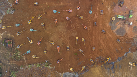 Imagen aérea del despliegue de medios chino para la construcción del complejo hospitalario en Wuhan./STR / AFP/CHINA OUT