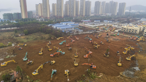 Foto aérea del comienzo de la construcción del hospital en Wuhan para hacer frente al brote de coronavirus./ STR / AFP/CHINA OUT