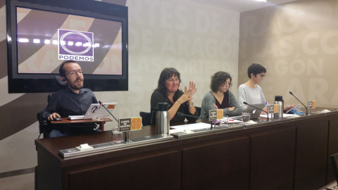 El secretario general aragonés de Podemos, Pablo Echenique, la eurodiputada y secretaria de Rescate Ciudadano de Podemos, Tania González; la responsable de Relaciones Institucionales de la formación, Auxiliadora Honorato, y la diputada auto