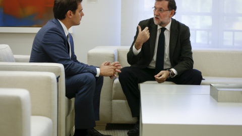 El presidente del Gobierno, Mariano Rajoy, con el líder de Ciudadanos, Albert Rivera, en el Palacio de la Moncloa. REUTERS/Sergio Perez