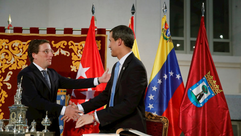 El líder opositor de Venezuela, Juan Guaidó (d), junto al alcalde de Madrid, José Luis Martínez-Almeida (i), tras firmar en el libro de Honor del Ayuntamiento de Madrid donde este sábado se le entregará la Llave de Oro de la ciudad.- EFE/Ju