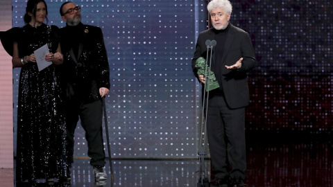 25/01/2020.- El realizador y guionista Pedro Almodóvar tras recibir el premio a "Mejor Guión Original" por su trabajo en "Dolor y Gloria", durante la gala de entrega de los Premios Goya 2020 que se celebra hoy sábado en el Palacio de los De