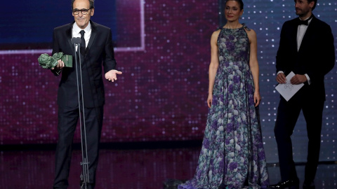 25/01/2020.- El compositor Alberto Iglesias tras recibir el premio a "Mejor Música Original" por su trabajo en "Dolor y Gloria", durante la gala de entrega de los Premios Goya 2020 que se celebra hoy sábado en el Palacio de los Deportes Jos