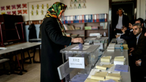 Votante en las pasadas elecciones del 7 de junio en Turquía