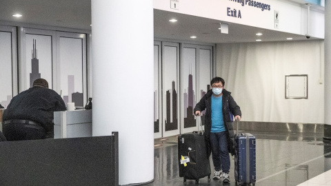 24/01 / 2020.- Los pasajeros llegan al Aeropuerto Internacional O'Hare después de salir de las aduanas y las áreas de inspección en Chicago. EFE / TANNEN MAURY