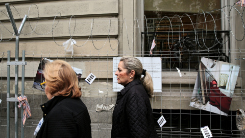 Dos mujeres paseando paseado por Madrid. / REUTERS