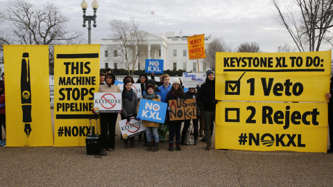 Activistas en contra del proyecto del oleoducto se manifiestan frente a la Casa Blanca en el día en el que el presidente Obama veta la propuesta republicana del oleoducto Keystone./REUTERS-Larry Downing