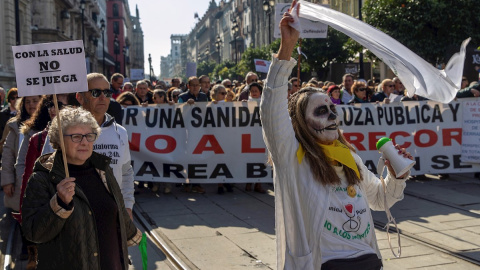 Centenares de participantes de La Marea Blanca en Sevilla, contra de los recortes y en defensa de la sanidad pública.- EFE/Julio Muñoz