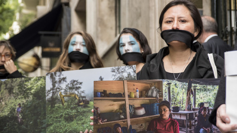 Activistas de Alianza por la Solidaridad y Amigos de la Tierra, frente a la embajada de Guatemala en Madrid / Sara Plaza