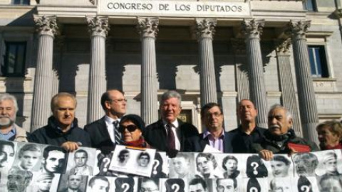 Miembros de la Comisión de la Verdad junto a representantes de grupos parlamentarios.- EFE