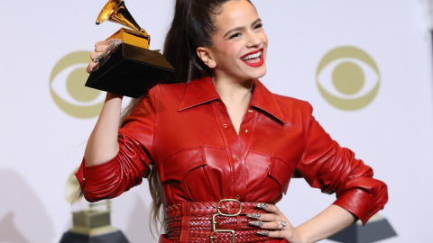 Rosalia posa detrás del escenario con su premio al Mejor Álbum de Rock Latino, Urbano o Alternativo por "El Mal Querer". REUTERS / Monica Almeida