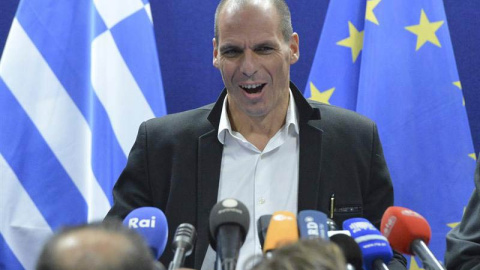 Yanis Varoufakis durante una rueda de prensa en Bruselas el pasado 20 de febrero. / STEPHANIE LECOCQ (EFE)