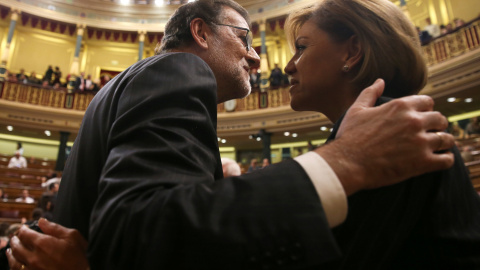 Mariano Rajoy saluda a Maria Dolores de Cospedal, durante el debate de investidura en el Congreso de los Diputados. REUTERS