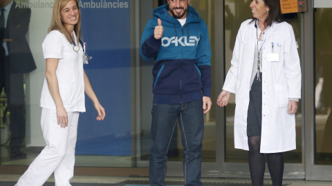 Fernando Alonso a su salida del hospital. REUTERS/Albert Gea