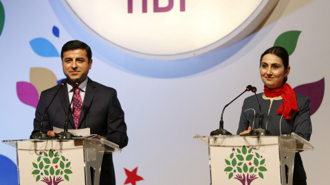 Los co-presidentes del Partido Democrático de los Pueblos (HDP), Selahattin Demirtas y Figen Yuksekdag. REUTERS/Murad Sezer