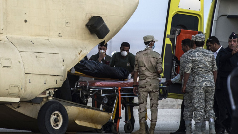 Médicos egipcios cargan el avión militar con los cadáveres de las víctimas rusas en la península del Sinaí. AFP / KHALED DESOUKI