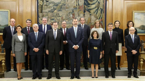 Los ministros del nuevo Gobierno posan junto al presidente Rajoy y al rey Felipe VI. /EFE