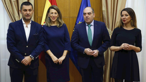 La ministra de Trabajo, Yolanda Díaz, con los presidentes de la Asociación de Trabajadores Autónomos (ATA), Lorenzo Amor, y de la Unión de Profesionales y Trabajadores Autónomos (UPTA), Eduardo Abad, y con la secretaria general de la Unión 