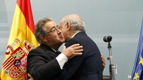 El nuevo ministro del Interior, Juan Ignacio Zoido, abraza a su antecesor en el cargo, Jorge Fernández Díaz, durante el acto de toma de posesión, en la sede del Ministerio en Madrid. EFE/Mariscal