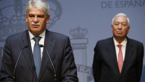 El ministro de Asuntos Exteriores y Cooperación, Alfonso Dastis (izda), junto a su antecesor en el cargo, José Manuel García-Margallo, durante el acto de toma de posesión celebrado en la sede del Palacio de Santa Cruz. EFE/Zipi