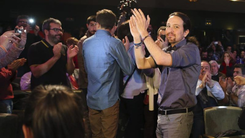 El secretario general de Podemos, Pablo Iglesias (d), en "El otro estado de la nación", en contraposición con el debate sobre el estado de la nación celebrado hoy en el Congreso de los Diputados, un acto realizado por el partido esta tarde 