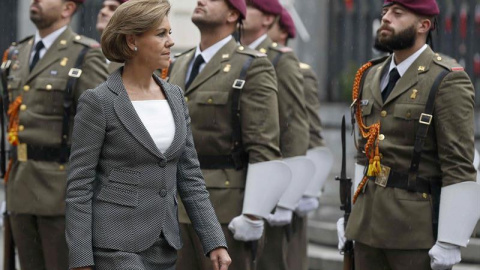 La ministra de Defensa y secretaria general del Partido Popular,Maria Dolores de Cospedal, pasa revista a las tropas que la rindieron honores durante el acto de su toma de posesión hoy en la sede del ministerio. EFE/Paco Campos