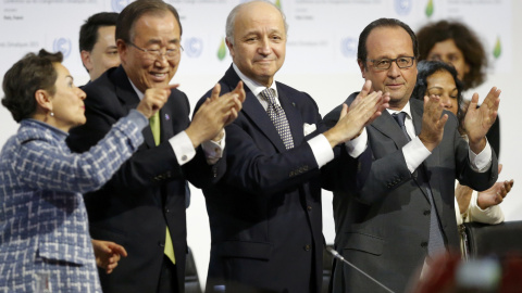 Christiana Figueres, Francois Hollande, Laurent Fabius y Ban Ki-Monn en el momento en el que ha sido aprobado el acuerdo. REUTERS