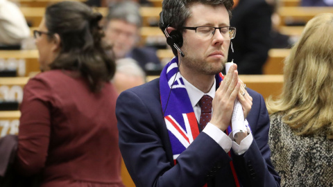 Un eurodiputado reacciona tras la votación del brexit. REUTERS