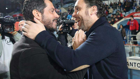 El entrenador del Getafe, Quique Sánchez Flores (izquierda), saluda al del Espanyol, Sergio González, en el que será su último partido con el Getafe./ ALBERTO MARTÍN (Efe)