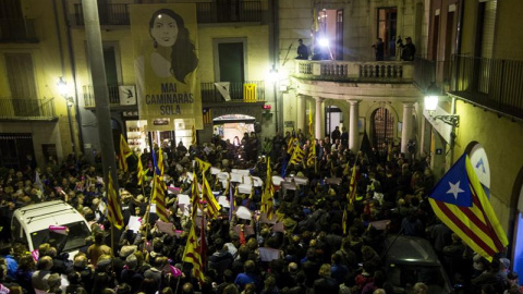 Una quincena de municipios catalanes han celebrado esta tarde concentraciones de ciudadanos en protesta por la detención de la alcaldesa de Berga, Montse Venturós./ EFE