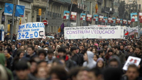 Unos 2.000 estudiantes universitarios y de Secundaria se han manifestado este mediodía por el centro de Barcelona en protesta por la nueva normativa que reduce la duración de los grados a tres años, pero impone uno o dos de máster en determ