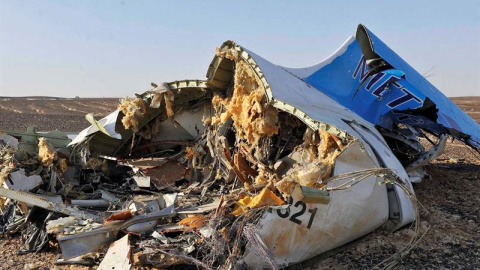 Vista de los restos del Airbus A321 de la compañía rusa MetroJet siniestrado hoy 31 de octubre de 2015 en la península egipcia del Sinaí, Egipto. Las autoridades egipcias y rusas descartaron la posibilidad de que el vuelo con 224 personas a