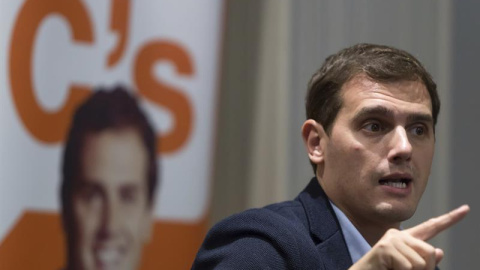 El líder de Ciudadanos, Albert Rivera, durante la rueda de prensa posterior a la reunión de la Comisión Ejecutiva Nacional del partido que ha presido hoy en Ávila. EFE/RAÚL SANCHIDRIÁN