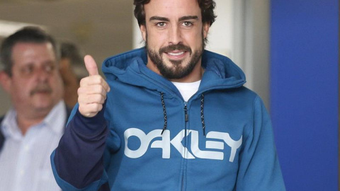 Fernando Alonso saliendo ayer del hospital. /EFE