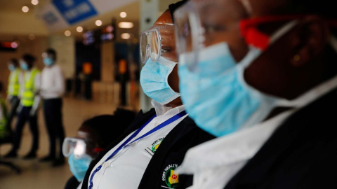 Trabajadores del aeropuerto de Accra (Ghana) preparados para evaluar a pasajeros con síntomas de coronavirus. (REUTERS)