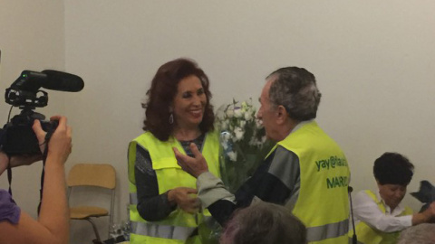 Lidia Falcón recibe el chaleco de honor de la asociación de Yayoflautas de Madrid el pasado 28 de octubre.