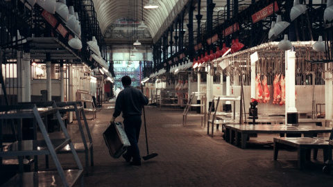 Una fotografía tomada el 26 de marzo de 1996 Imagen de marzo de 1996 de un desierto mercado de carne de Smithfieald, en Londres, por los controles impuestos a los mataderos británicos por la crisis de las vacas locas. AFP/Johnny Eggitt