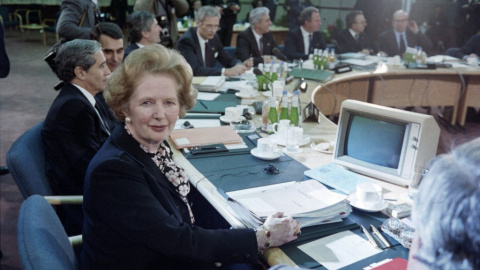 Imagen de diciembre de 1986, de la entonces primera ministra británica Margaret Thatcher, enla cumbre de la UE celebrada en la Sala de Conferencias Queen Elisabeth de Londres. AFP