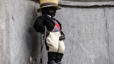 La popular figura del Manneken Pis, en Bruselas, ataviados con los colores de la Union Jack, como se conoce  a la bandera del Reino Unido. E.P.