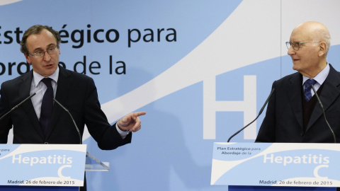 El ministro de Sanidad, Alfonso Alonso (i), junto al doctor Joan Rodes durante la presentación de las líneas generales del plan estratégico para el Abordaje de la Hepatitis C