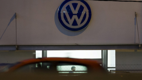 El logo de Volkswagen en un concesionario de la firma alemana en  Madrid. REUTERS/Sergio Perez