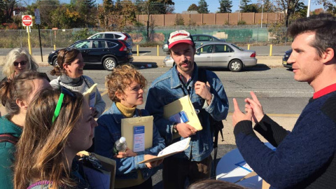 Voluntarios del equipo de Hillary Clinton re reúnen en Brooklyn antes de empezar su trabajo. / G.L.