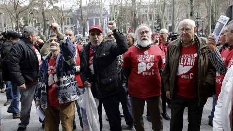 La plataforma de Afectados por la Hepatitis C se manifiesta en las calles para recibir los nuevos tratamientos./ EFE