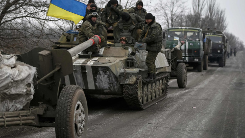 Un convoy de tropas ucranianas se prepara para desplazarse hacia el este del país. /REUTERS